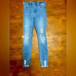 Hollister- ultra high rise- j distressed jeans Sz 7R